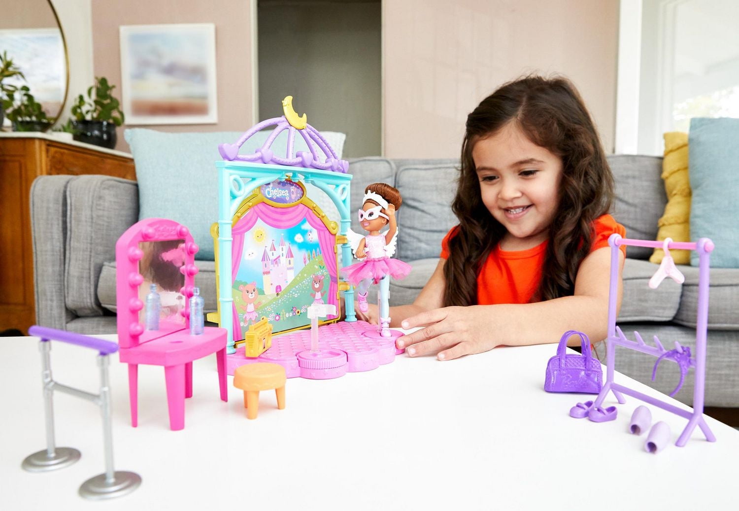 Coffret​ Barbie Club Chelsea version danse classique avec poupée Chelsea brune de 15 cm, scène modulable et accessoires dont une barre de danse et une tenue, cadeau pour enfants de 3 à 7 ans