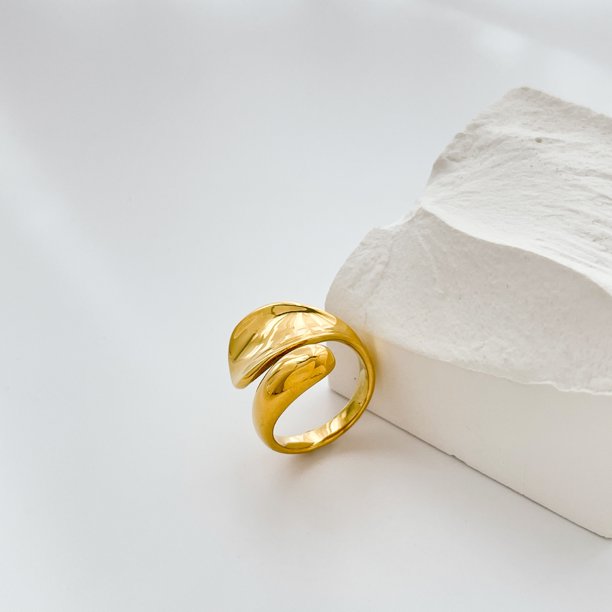 Anillo abierto con diseño de cruz de esmalte y forma especial de arco de luz cruzada