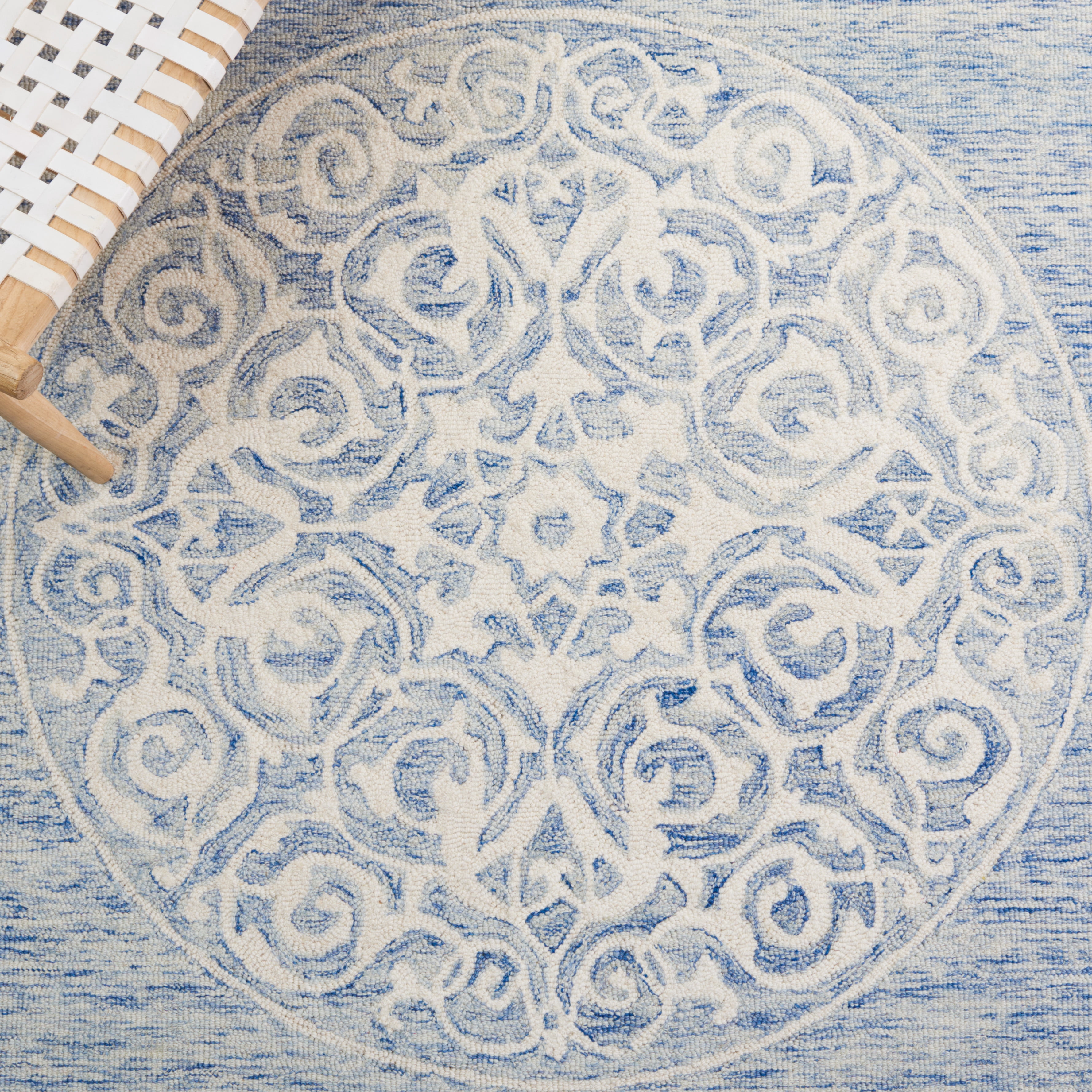 SAFAVIEH Metro Lavern Medallion Area Rug, Blue/Ivory, 8' x 10'