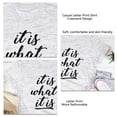 thumbnail image 3 of Camiseta informal de verano de manga corta y cuello redondo para mujer, color gris grafito, de gran tamaño, con estampado de letras negras, 3 of 4