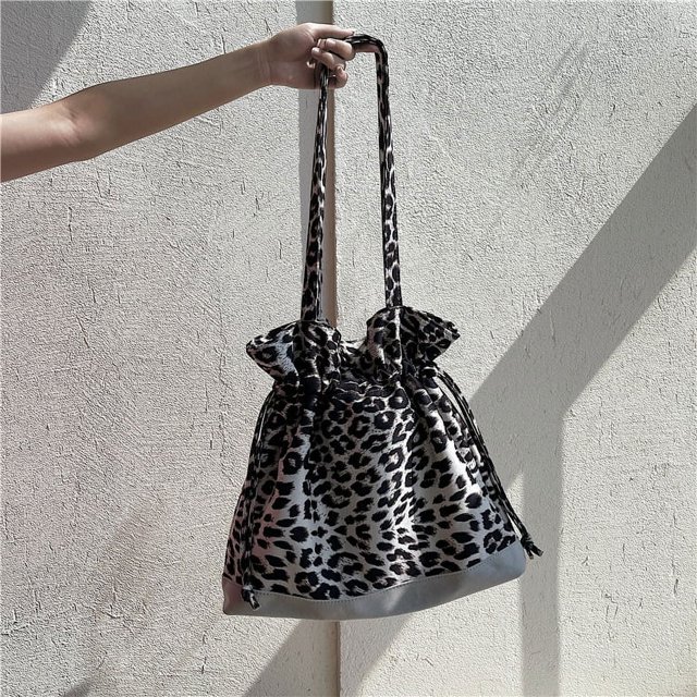 Bolso de mano de estilo coreano para mujer, de alta gama, de gran capacidad, de nailon plisado, moderno, informal, para ir a clase y al trabajo