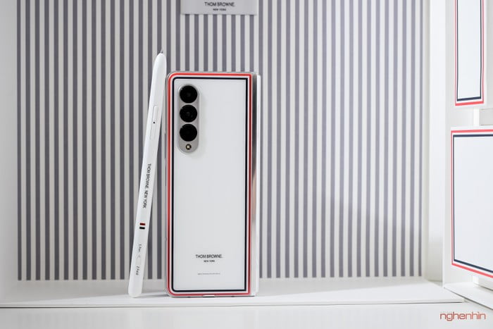 Samsung Galaxy Z Fold3 Thom Browne US版 Samsung Galaxy Z Fold3 Thom Browne US版 Design Meets Fashion: The