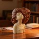 thumbnail image 5 of Escultura de busto de niña, figura de resina – Expresión realista con ojos cerrados y cabello rizado suelto, acabado mate. Decoración para el hogar, ideal para sala de estar, dormitorio, oficina, e, 5 of 6