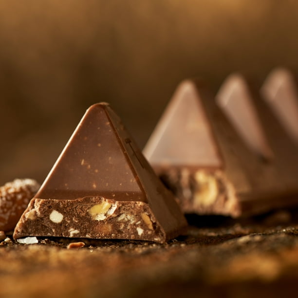 Tablette De Chocolat Au Lait Toblerone Avec Nougat Au Miel Et Aux Amandes,  Festive 