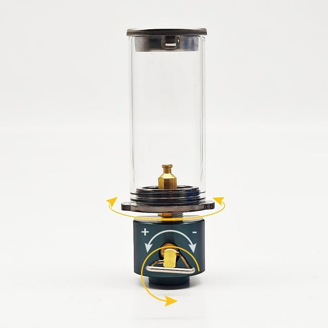 lámpara de propano, linterna para camping, hermosa lámpara, diseño compacto de metal, compatible con tanques de butano/propano: vista frontal centrada de la linterna de gas con cuerpo de metal y globo de vidrio protector; se distinguen la válvula metálica dorada, la base con marcadores de ajuste y el asa plegable para transporte y colgado en fondo blanco; adecuada también como luz de emergencia doméstica o para camping ligero.