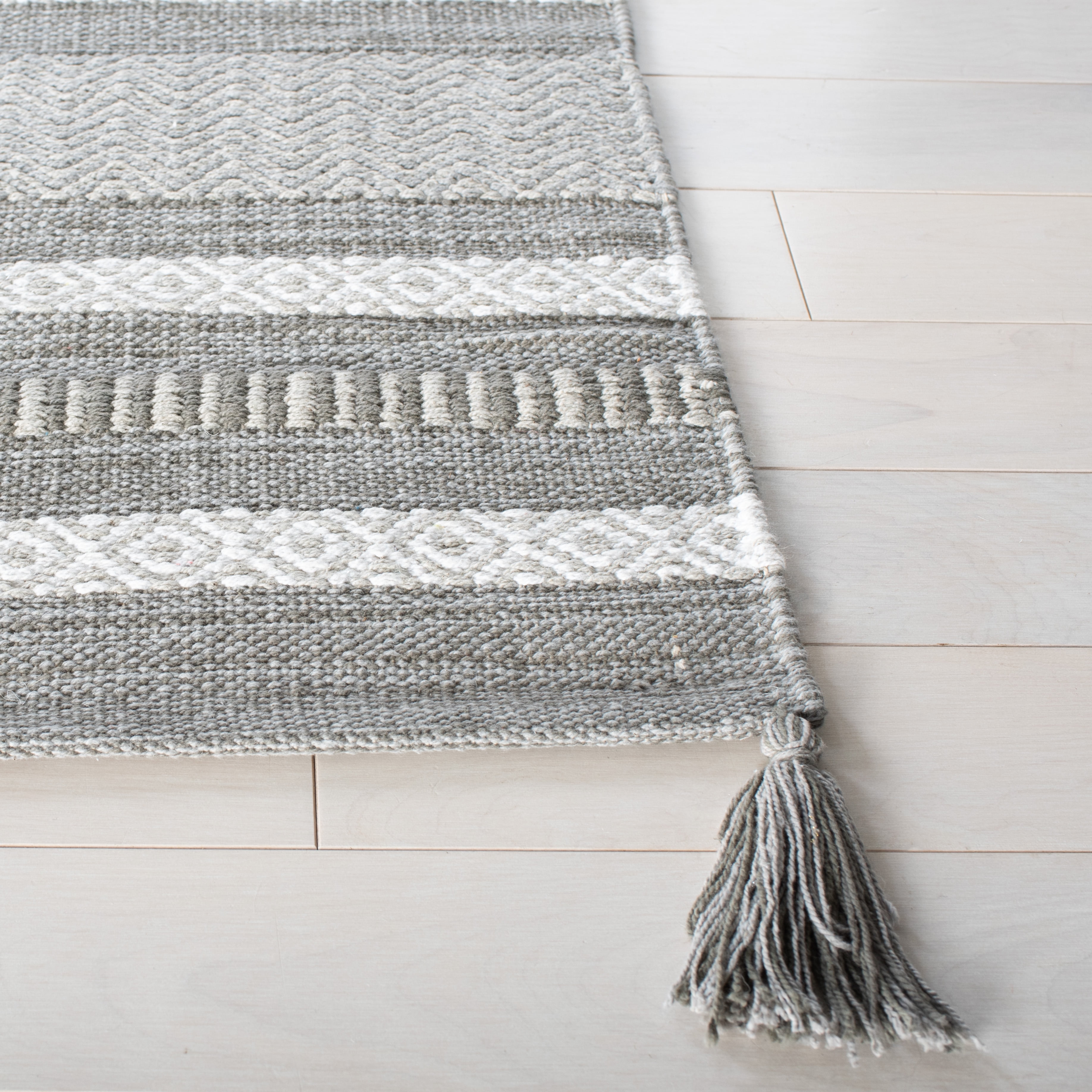 SAFAVIEH Montauk Jobeth Striped Cotton Area Rug, Grey/Ivory, 4' x 6'