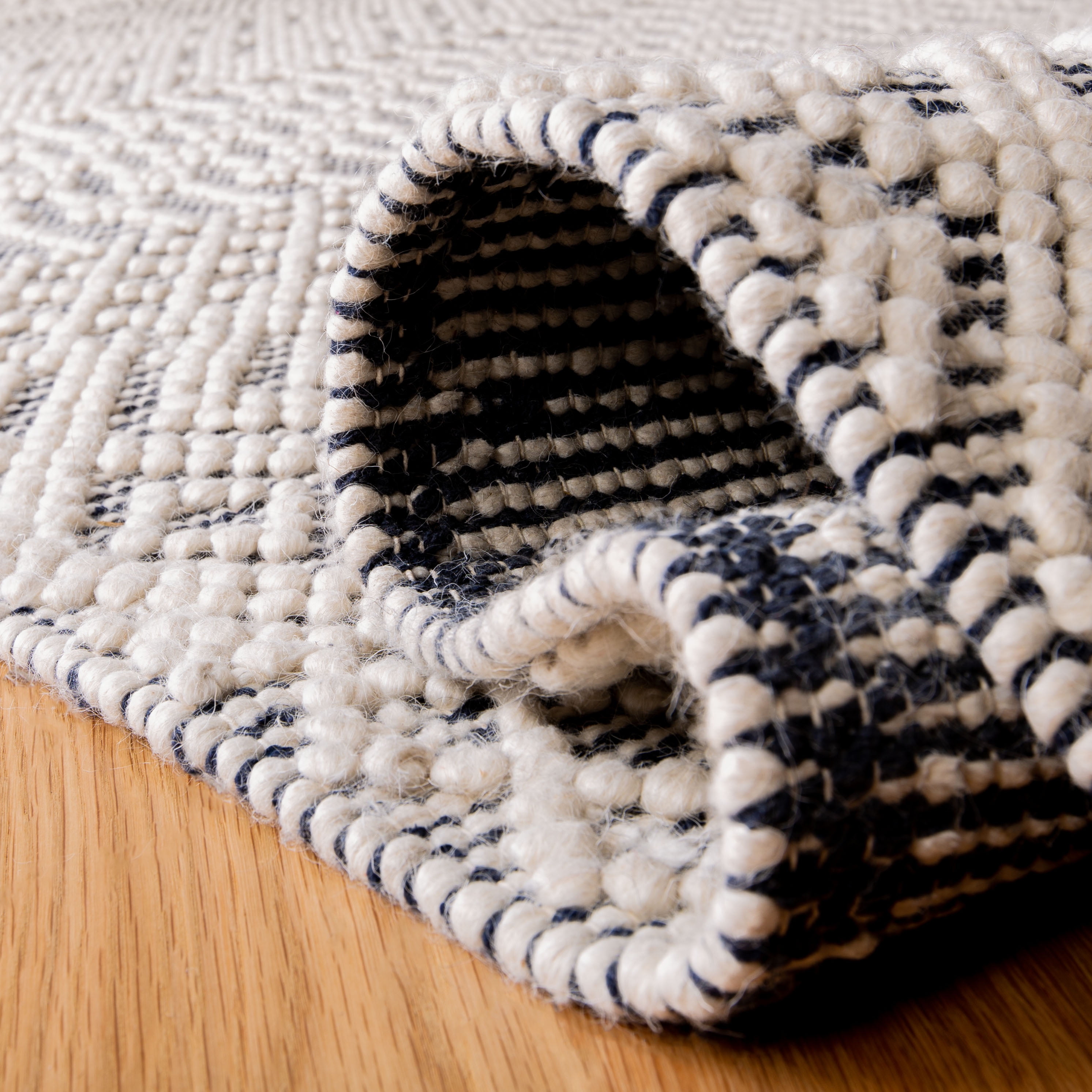 SAFAVIEH Natura Cordelia Southwestern Wool Area Rug, Ivory/Navy, 10' x 14'
