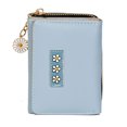 thumbnail image 1 of ZHAOCHENG Cartera pequeña para mujer, linda cartera de tres pliegues para niñas a la moda con delicado colgante de margaritas, tarjetero de cuero de PU con flores, monedero para mujer (azul), 1 of 5