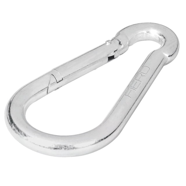 bandola mosquetón de acero 1/2' fiero Plateado, vista 3/4 frontal con Fiero grabado; cuerpo de acero al carbono con acabado en zinc y cierre de resorte, espesor 1/2" (12.7 mm), longitud 5-1/2" (139.7 mm), límite de carga 540 Kg y peso 251 g. Ideal para conexión instantánea de cables y cuerdas; suele usarse también para asegurar herramientas en tareas de mantenimiento.