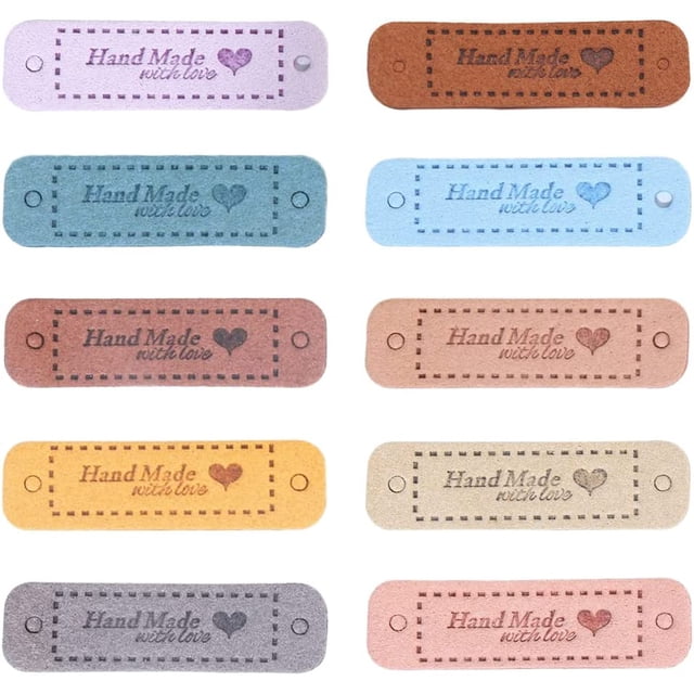 etiquetas para coser, 60 piezas: set TUNC de 60 etiquetas de PU hechas a mano en 10 colores (6 de cada color), 5 x 1.5 cm, rectangulares con esquinas redondeadas y texto 'Hand Made with love' con corazón; superficie lisa y pequeños agujeros en los extremos para coser, aptas para ropa, bolsos, sombreros y manualidades DIY.