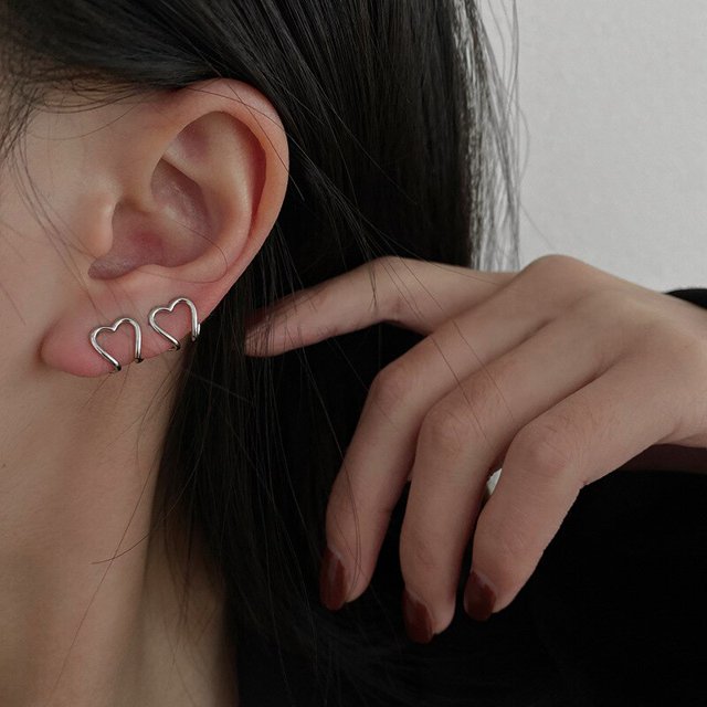 Pendientes de aro de Color plateado a la moda, pendientes de tachuelas con abalorio de corazón asimétrico para mujer, accesorios de joyería de fiesta con abalorio para niña Deng Xun unisex