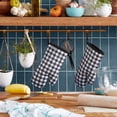 thumbnail image 2 of Juego de 2 guantes de cocina KitchenAid Gingham Onyx, algodón negro, 2 of 5