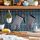 thumbnail image 2 of Juego de 2 guantes de cocina KitchenAid Gingham Onyx, algodón negro, 2 of 5