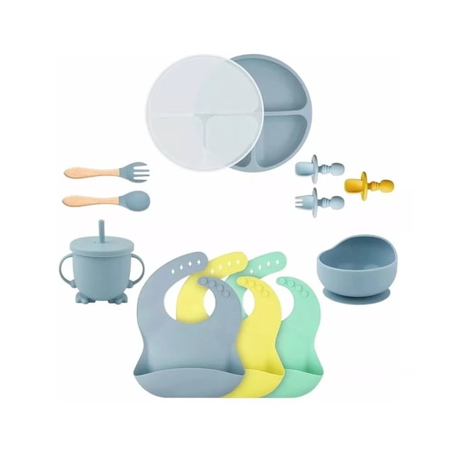 baberos de silicona antideslizante platos para bebe 12pcs multicolor set que incluye tres baberos multicolor con bolsillo recogedor, plato divisor redondo con succión, cuenco con succión, taza con pajilla y asas, cucharas y tenedor, dispuestos sobre fondo blanco; también adecuado para llevar en salidas cortas.