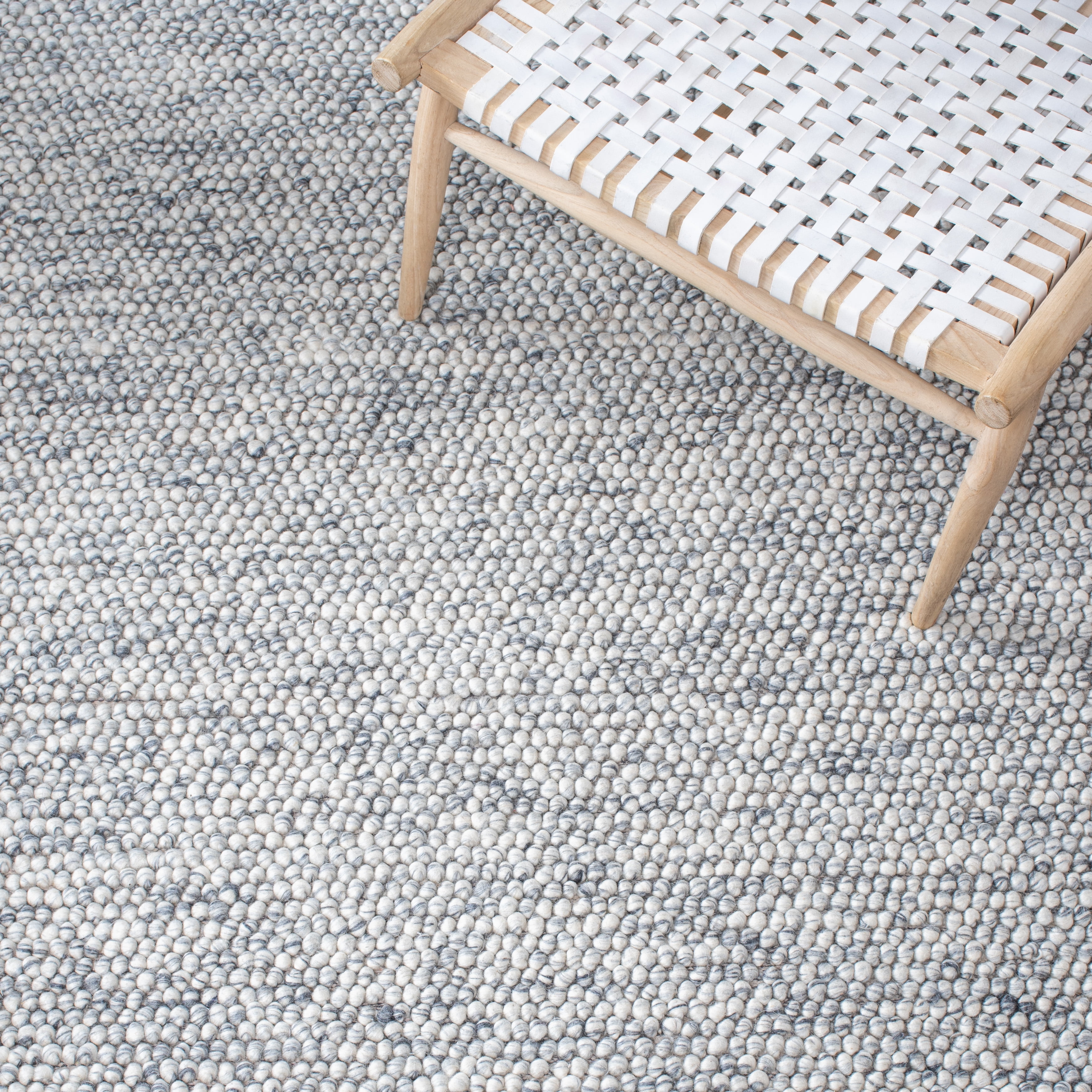 SAFAVIEH Natura Feride Geometric Area Rug, Light Grey/Ivory, 4' x 4' Square - Scandinavian Design, Light Grey & Ivory, Handmade Wool Blend, Ideal for Living Room, Bedroom, Dining Space