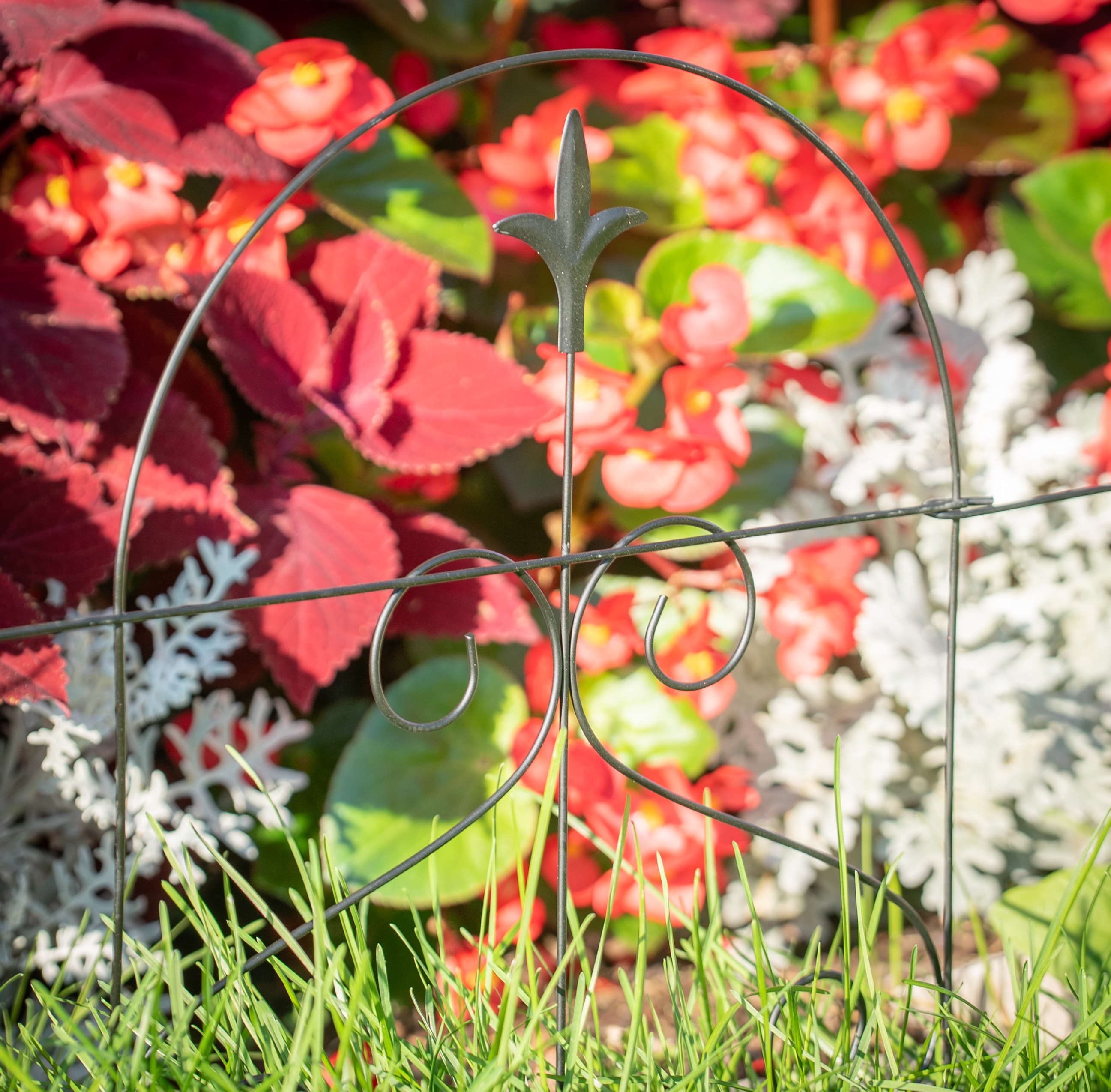 Glamos Wire 18 inch S Swirl Round Top Finial Metal Decorative Garden Fence 2 Panels 16 feet Coverage