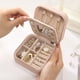 thumbnail image 4 of Joyero de viaje portátil con espejo de piel sintética para pendientes, caja de almacenamiento para anillos y joyas, 4 of 6