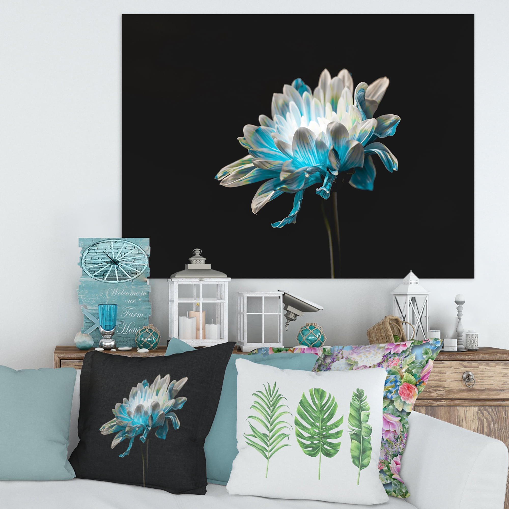 Designart ' Close Up Of White and Pure Blue Daisy Flower I ' Traditional Canvas Wall Art Print