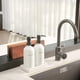 thumbnail image 2 of Set dispensador de jabón Prus Waso Kitchen, blanco, con bandeja de cristal, 2 of 7