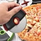 thumbnail image 3 of Cortador de pizza Disc Easy-Clean con rueda compacta, hoja de acero inoxidable, gris/rojo, 3 of 5