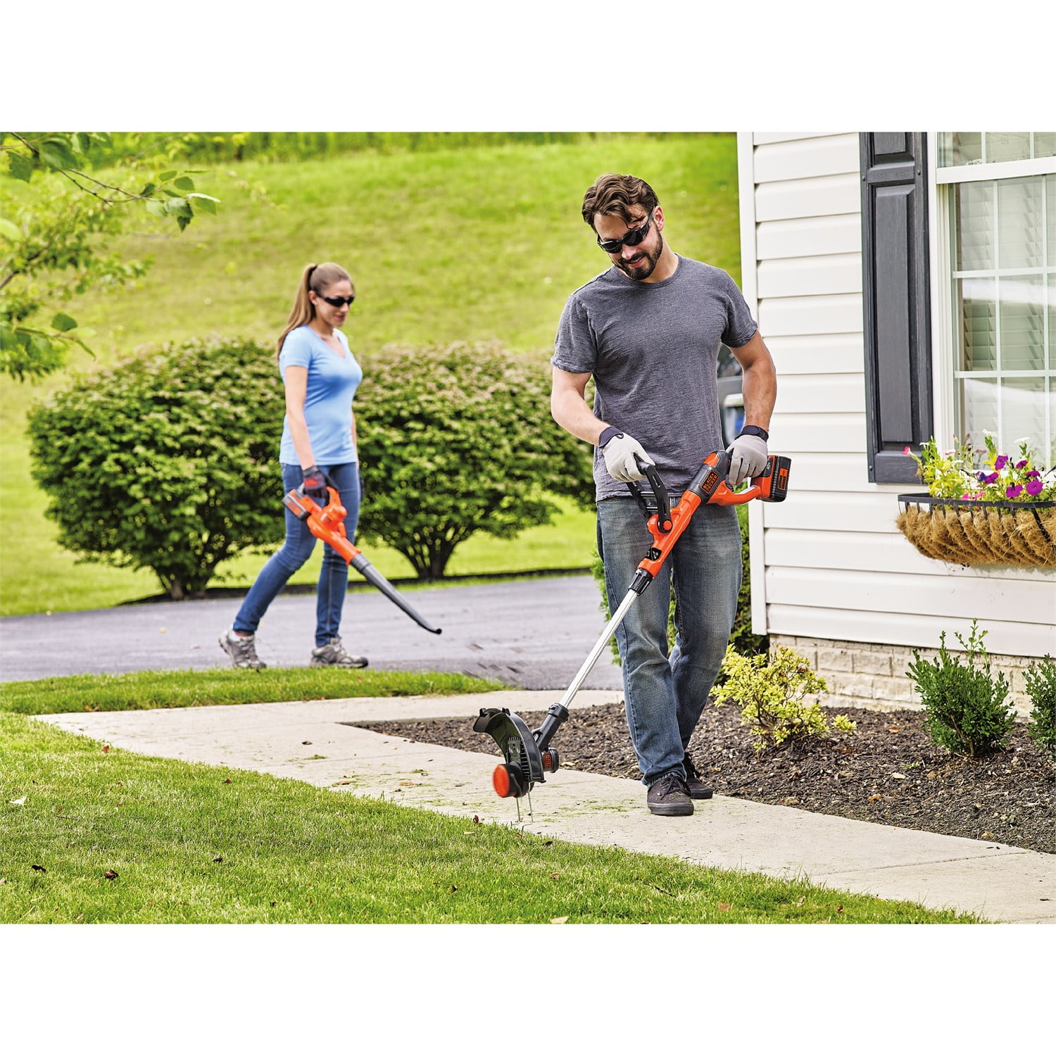 Black & Decker 13 In. 4.4-Amp Straight Shaft Corded Electric String Trimmer  Edger - Town Hardware & General Store