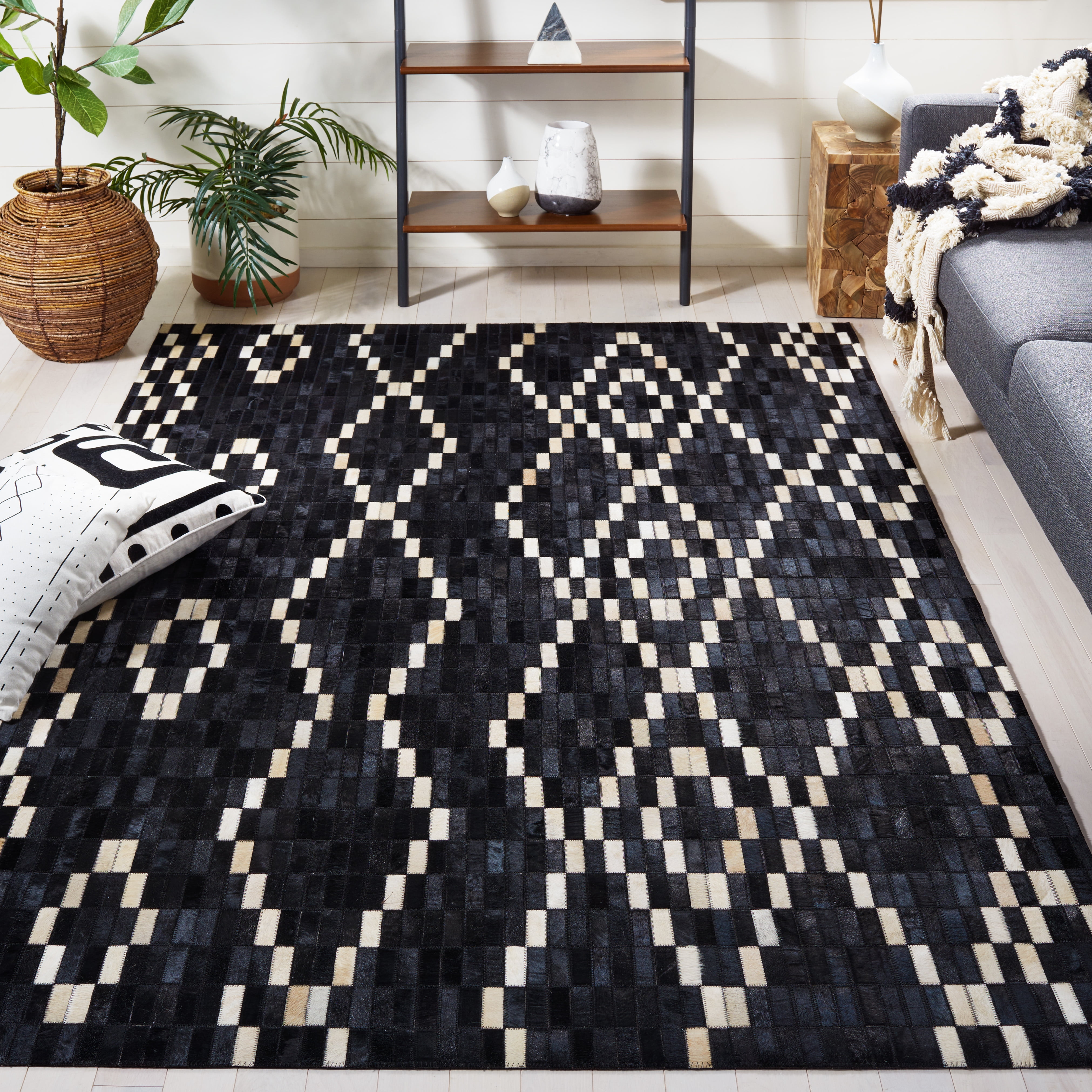 SAFAVIEH Studio Leather Jepson Geometric Area Rug, Black/Beige, 5' x 8'