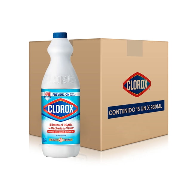 blanqueador clorox 930ml original 15pzas Caja con 15 botellas; primer plano frontal de una botella blanca de 930 ml con tapa azul y etiqueta azul y roja con logo Clorox y texto visible sobre prevención y eliminación de bacterias y virus, acompañada de caja de cartón con logo y leyenda "CONTENIDO 15 UN X 930ML" en fondo neutro.