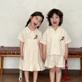thumbnail image 3 of Conjunto de camisa de verano para niños, traje informal para hermanos, Top con flores bordadas, pantalones cortos, 2 uds., vestido con solapa de un solo pecho para niñas, 3 of 6