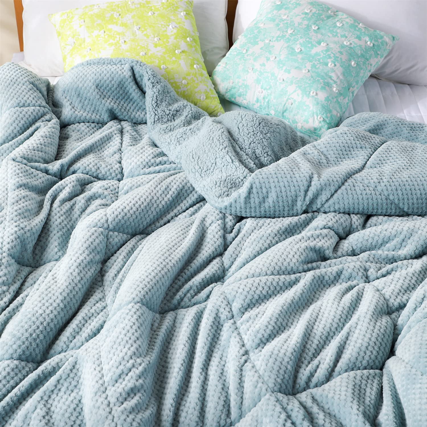DOMDEC Luxury Flannel Fleece Comforter with Plush Sherpa Back - Faux Fur Blanket, Winter Warmth, Cloud Blue Twin Size 68x90 Inches