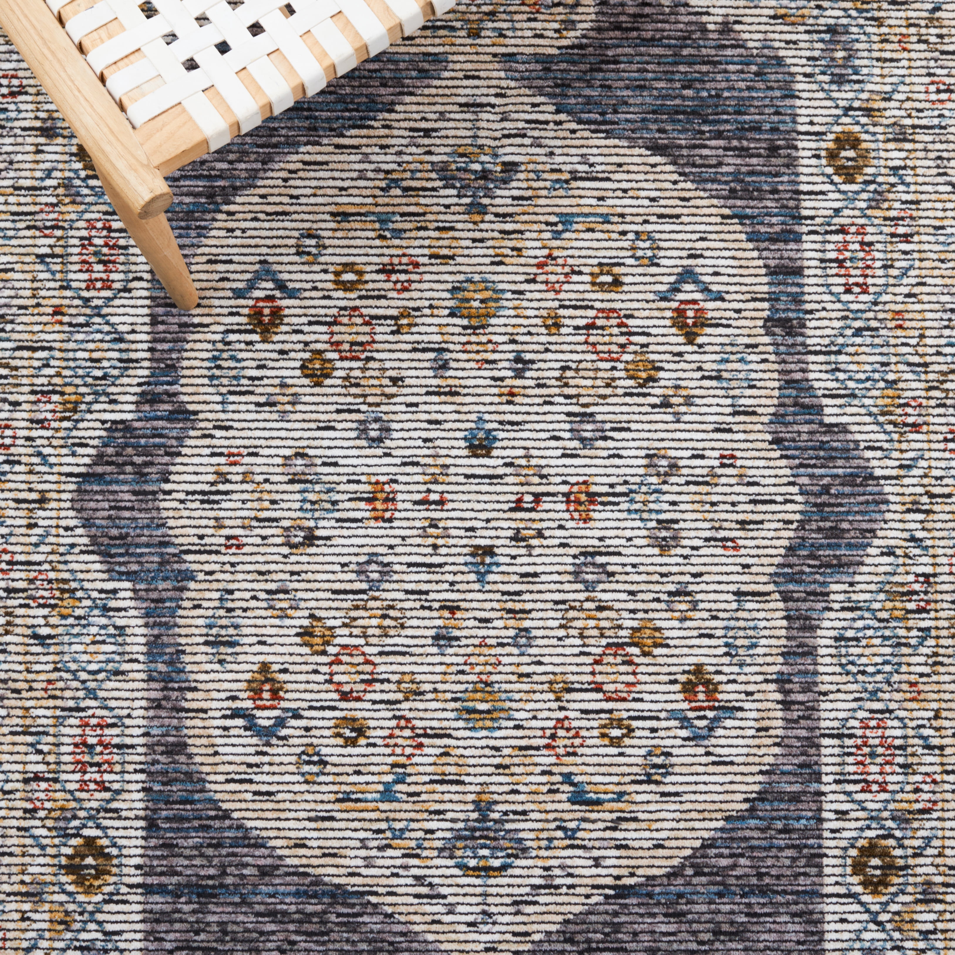 SAFAVIEH Sierra Isidora Medallion Area Rug, Ivory/Grey, 6' x 6' Round