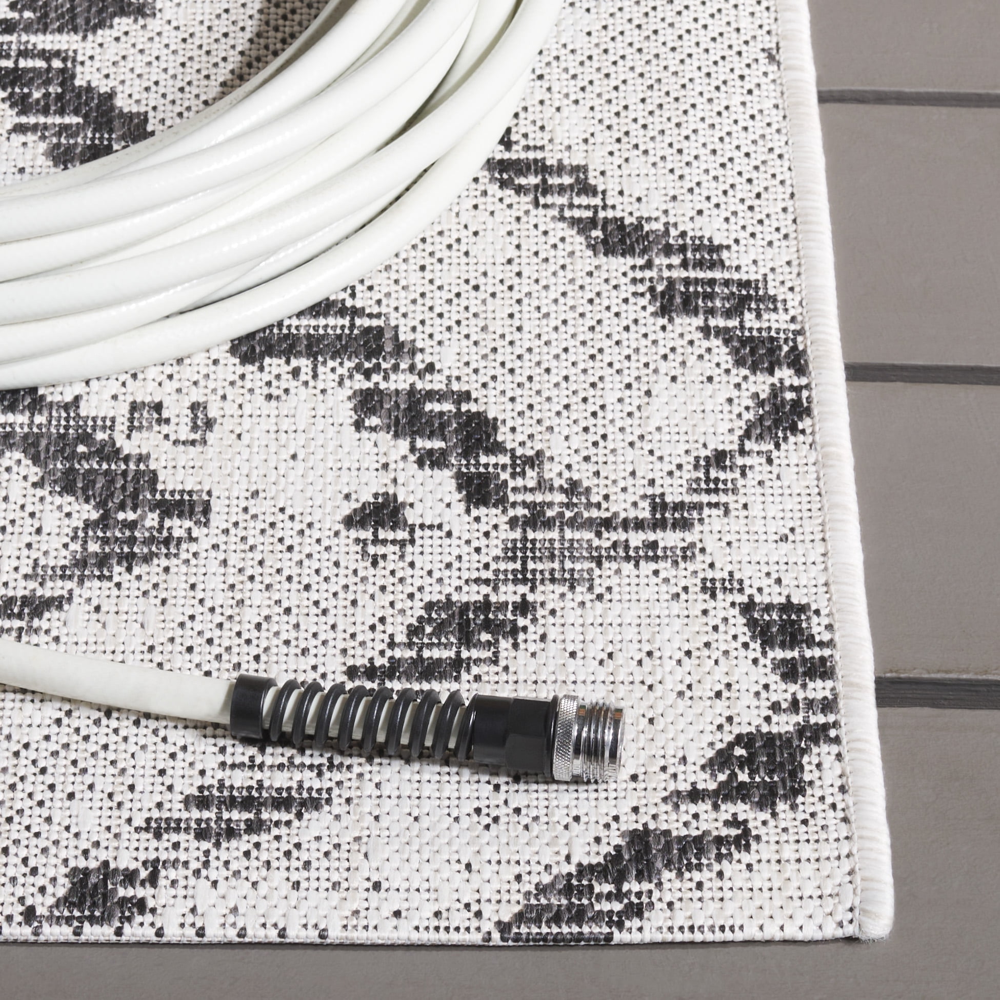 SAFAVIEH Courtyard Alexa Geometric Indoor/Outdoor Area Rug, Ivory/Black, 5'3" x 7'7"