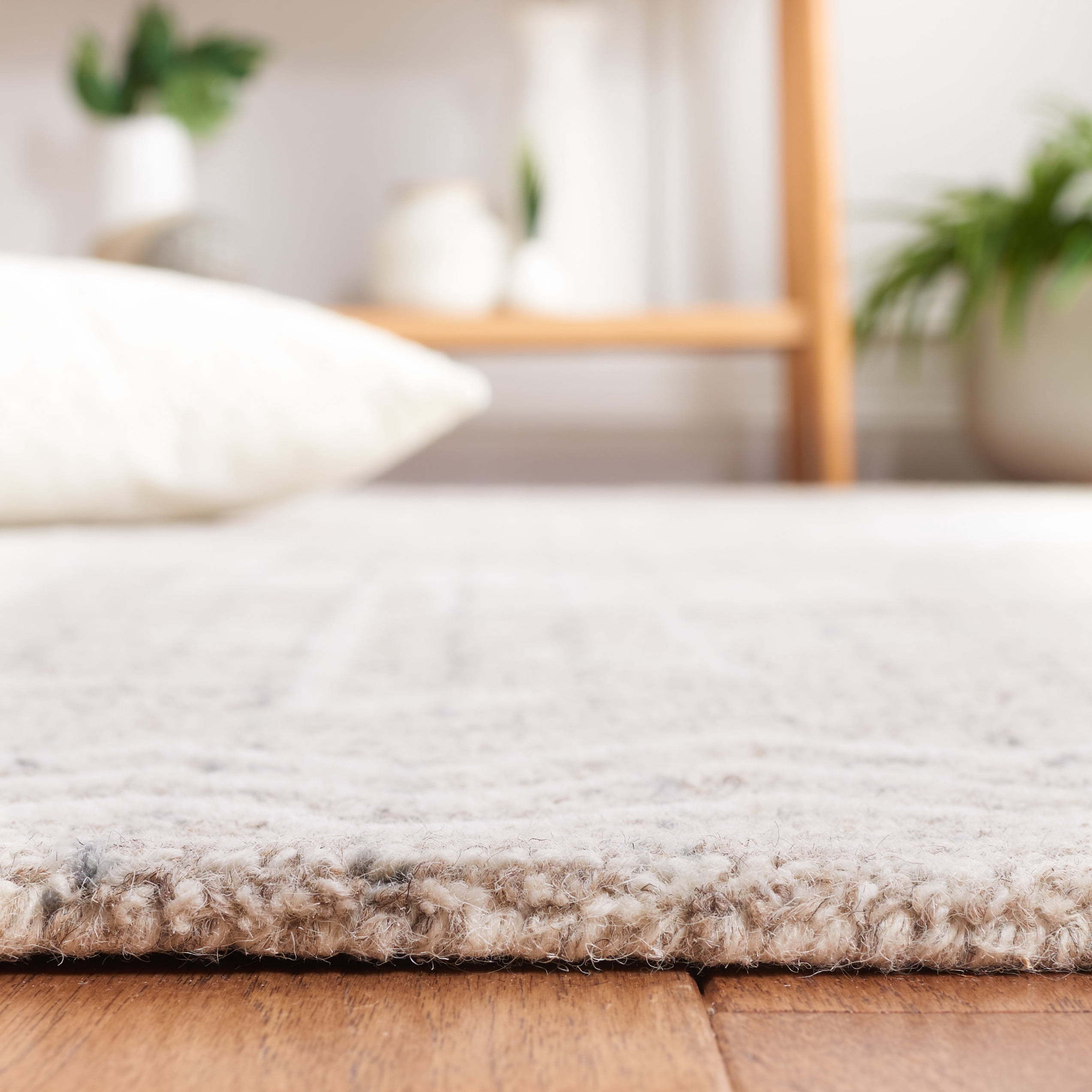 SAFAVIEH Metro Yolonda Distressed Area Rug, Beige/Ivory, 3' x 5'