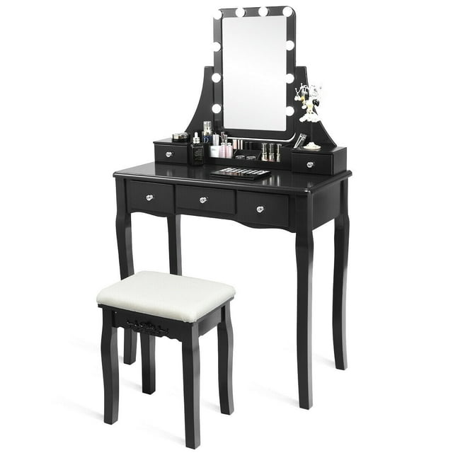 Gymax Ensemble de Coiffeuse avec Boîte Amovible et 10 Ampoules à Intensité Réglable, Interrupteur Tactile Noir. l'Ensemble Comprend une Coiffeuse avec Cinq Tiroirs, une Boîte de Rangement Amovible avec six Compartiments et un Tabouret Rembourré. Comprend un Miroir Pivotant à 360 Degrés Entouré de Lumières DEL Réglables avec une Fonction Mémoire. la Table et le Tabouret Sont en MDF, Pin et Bois de Caoutchouc, Offrant Durabilité et Stabilité. les Poignées en Cristal sur les Tiroirs Ajoutent une Touche Élégante. Convient aux Chambres, Salles de Bain Ou Garde-Robes.