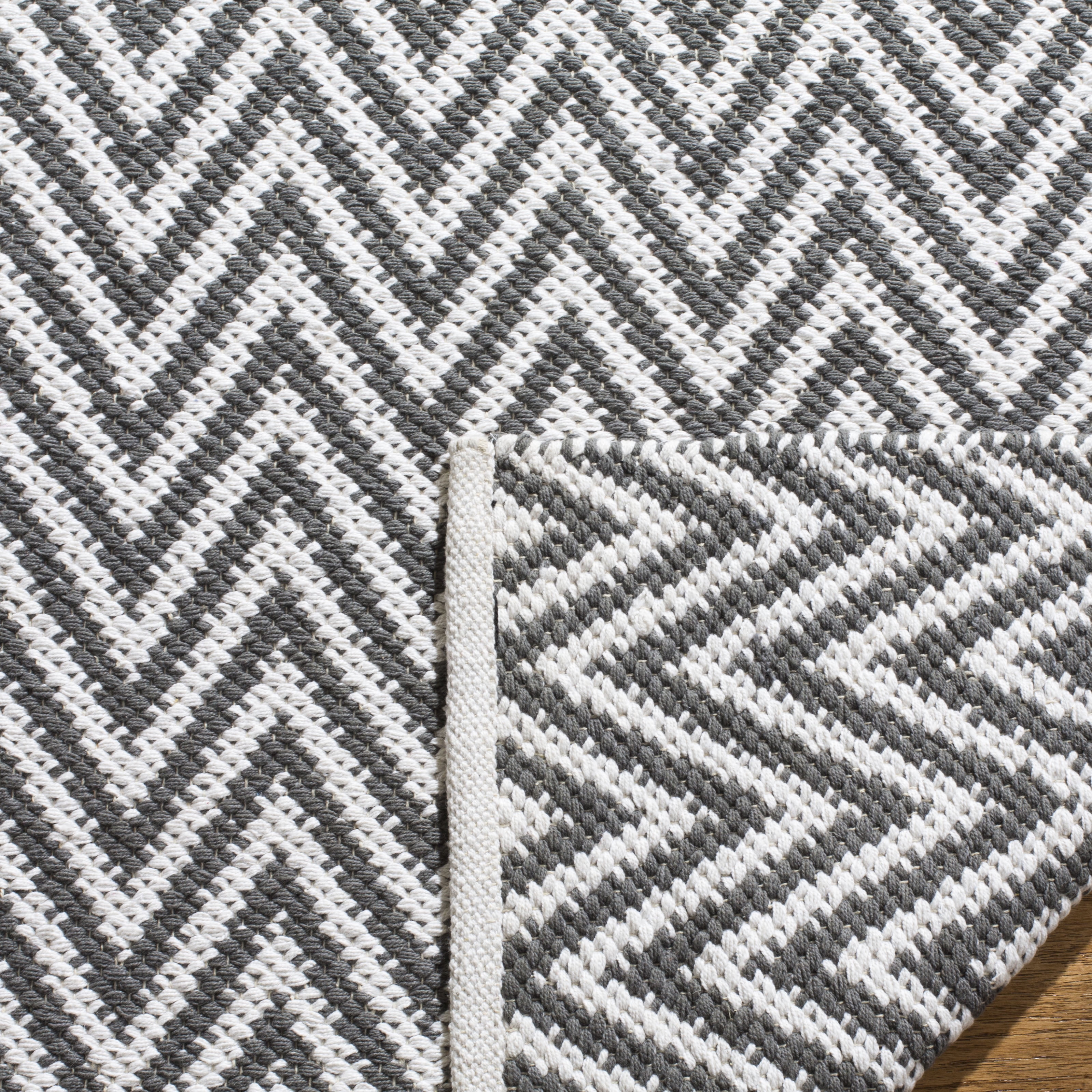 SAFAVIEH Montauk Siomha Chevron Cotton Area Rug, Grey/Ivory, 2'6" x 4'