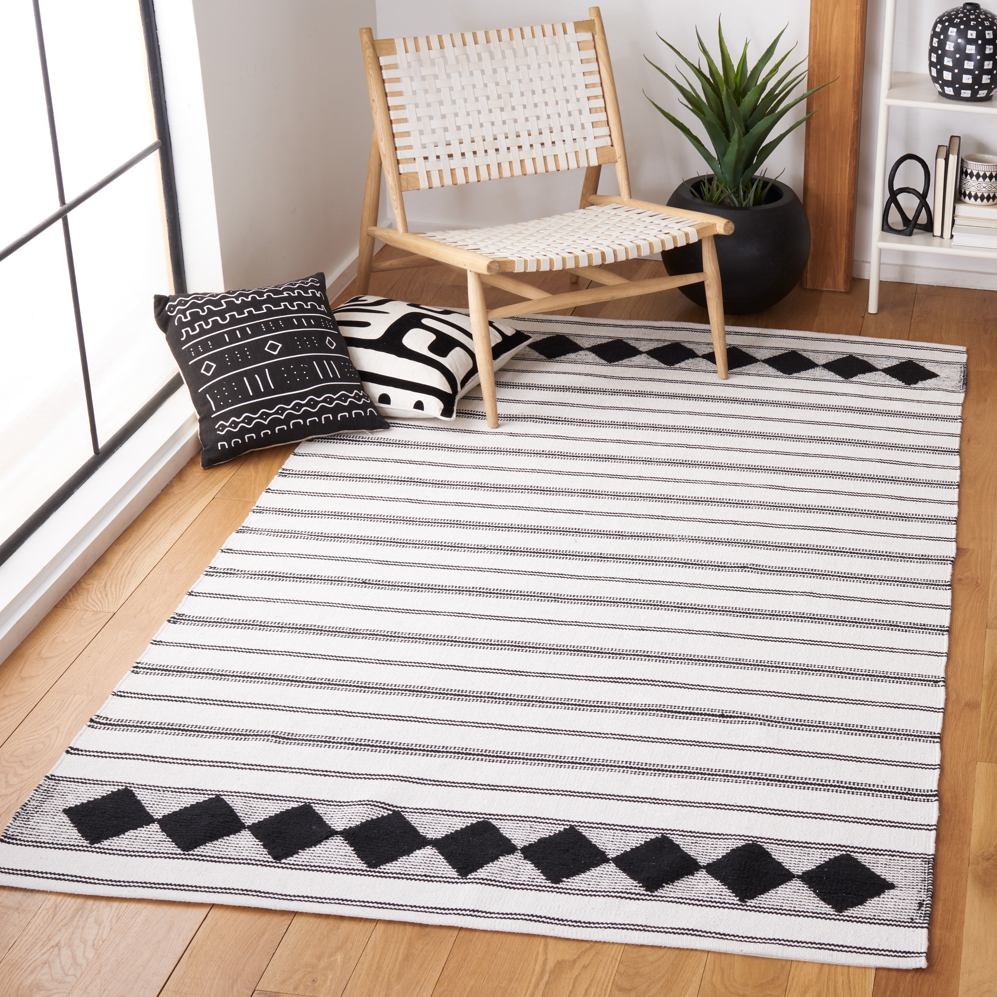 SAFAVIEH Montauk Foliage Striped Cotton Area Rug, Black/Ivory, 6' x 9'