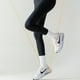 thumbnail image 4 of Calcetines de yoga de goma antideslizantes para mujer, de color liso, sencillos, de algodón, para deportes al aire libre y correr, 4 of 6