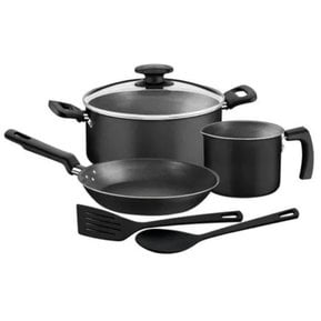 batería tramontina 27899129 5 piezas negro vista frontal centrada de una olla con tapa, cacerola, sartén, jarro y dos utensilios; acabado negro, mangos negros ergonómicos y superficie interior antiadherente; suele utilizarse también para preparar porciones individuales en viajes.