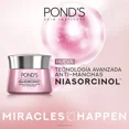 thumbnail image 4 of Pond's Crema Facial Día Bright Miracle Con Niasorcinol, 50g, 4 of 8
