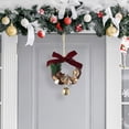 thumbnail image 4 of Couronne de Fête avec Baies Rouges Classiques et un Nœud Élégant pour Votre Porte d'Entrée Décoration de Bienvenue Intérieure Extérieure, 4 of 5