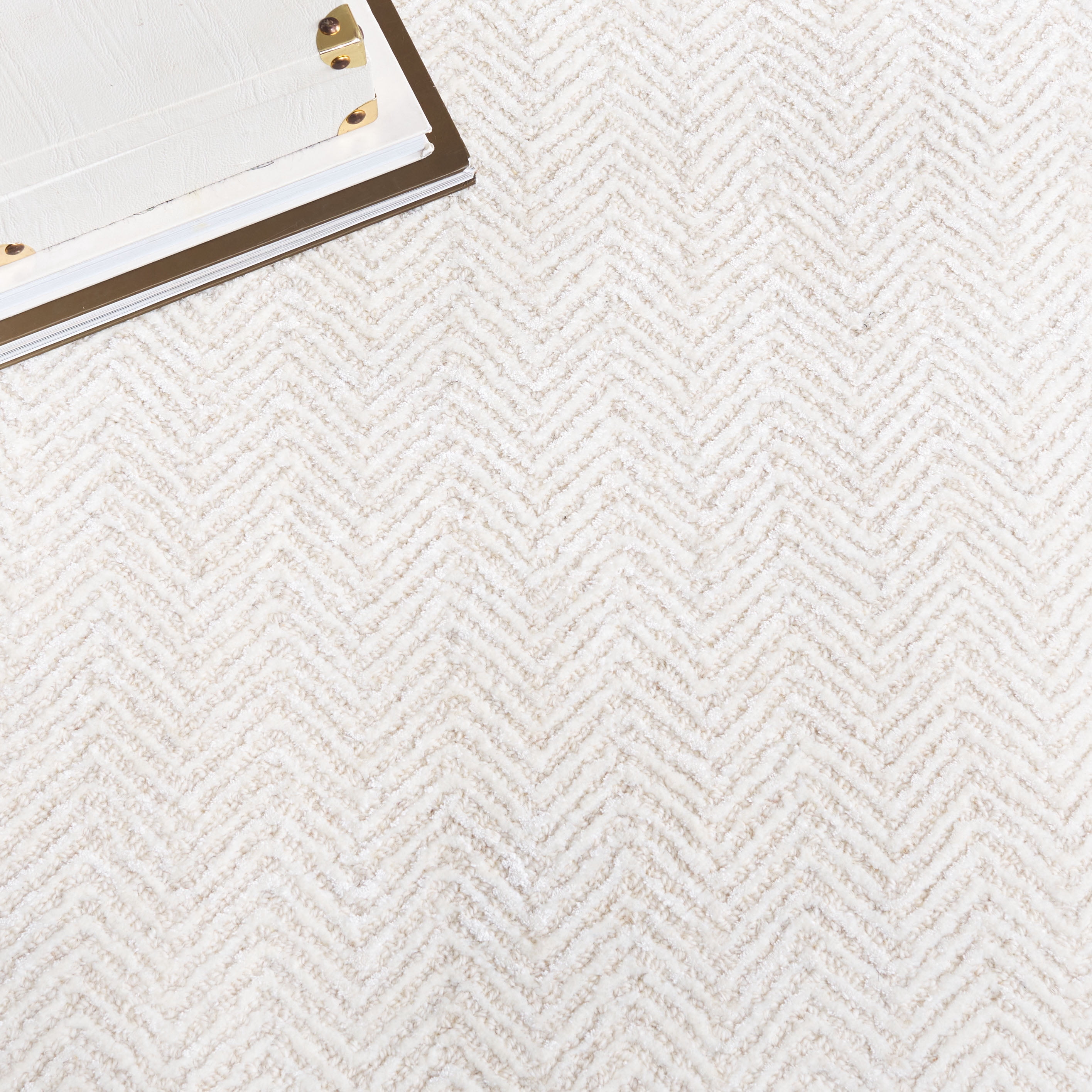 SAFAVIEH Glamour Flanagan Wavy Striped Area Rug, Ivory, 6' x 9'