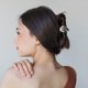 thumbnail image 2 of Ofertas Únicas 1 Pc Clip de Garra Bonito Diseño de Calavera en Sombrero de Bruja Clip para el Cabello Negro Blanco, 2 of 5