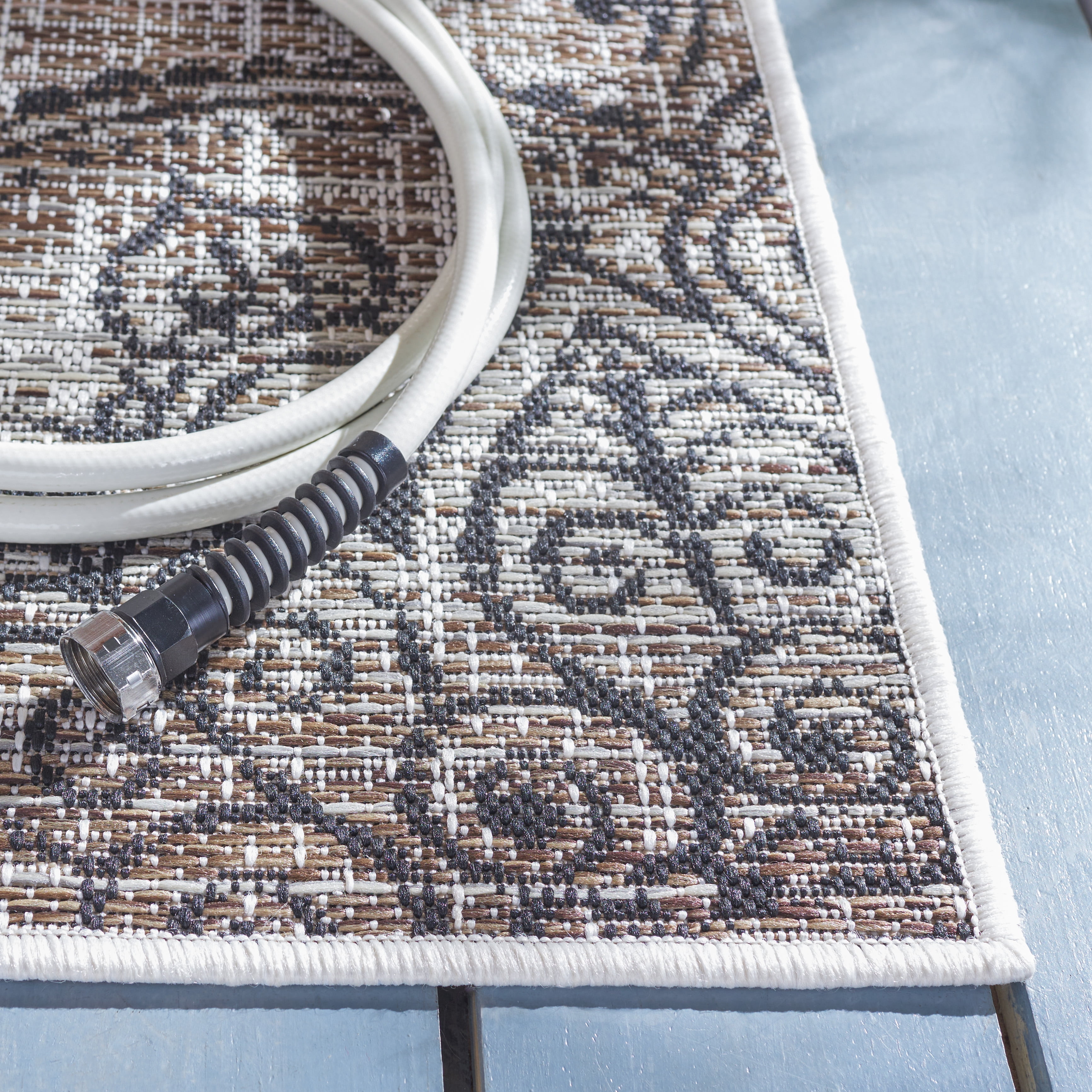 Safavieh Havana Gisselle Geometric Indoor/Outdoor Area Rug, Light Brown/Black, 4'5" x 6'5"
