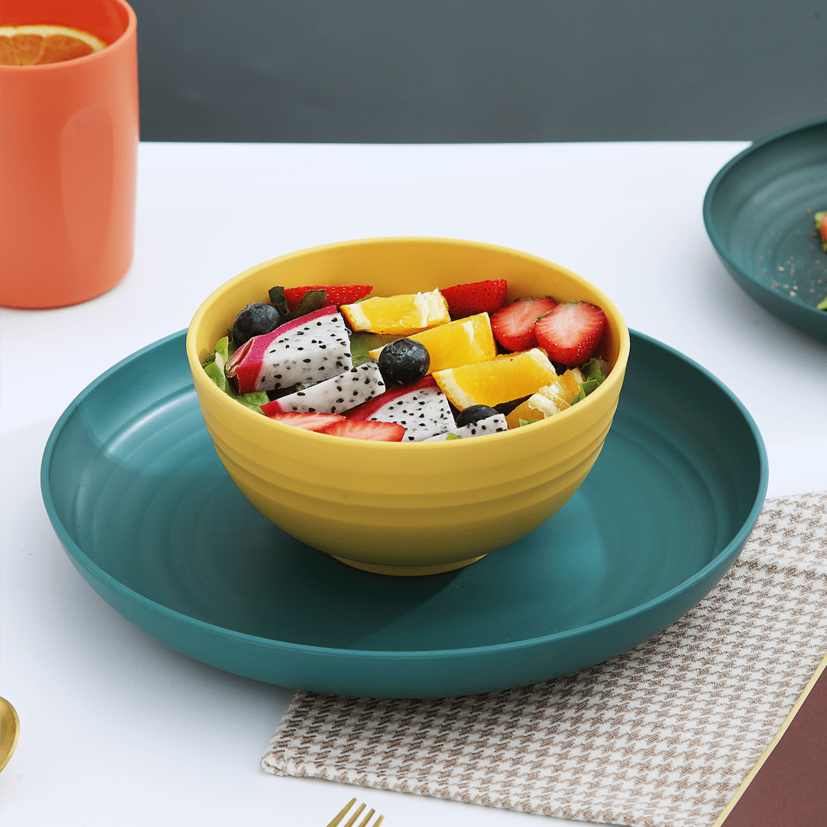 ReaNea Plastic Dinnerware Set of 16 Pieces, Unbreakable And Reusable Light Weight Plates Mugs Bowls Dishes Easy to Carry And Clean BPA Free Service For 4