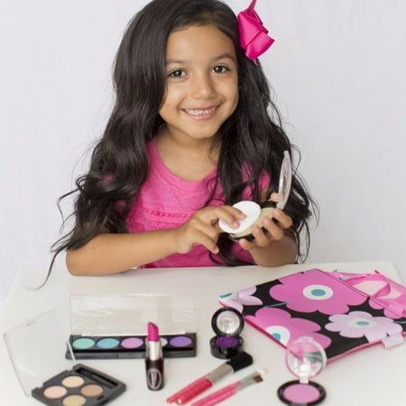 Дети с 12 ти делают макияж. Девочка делает подруге прически. Девочка с макияжем наплакалась. Накрашенные дети. Косметика для девочек.