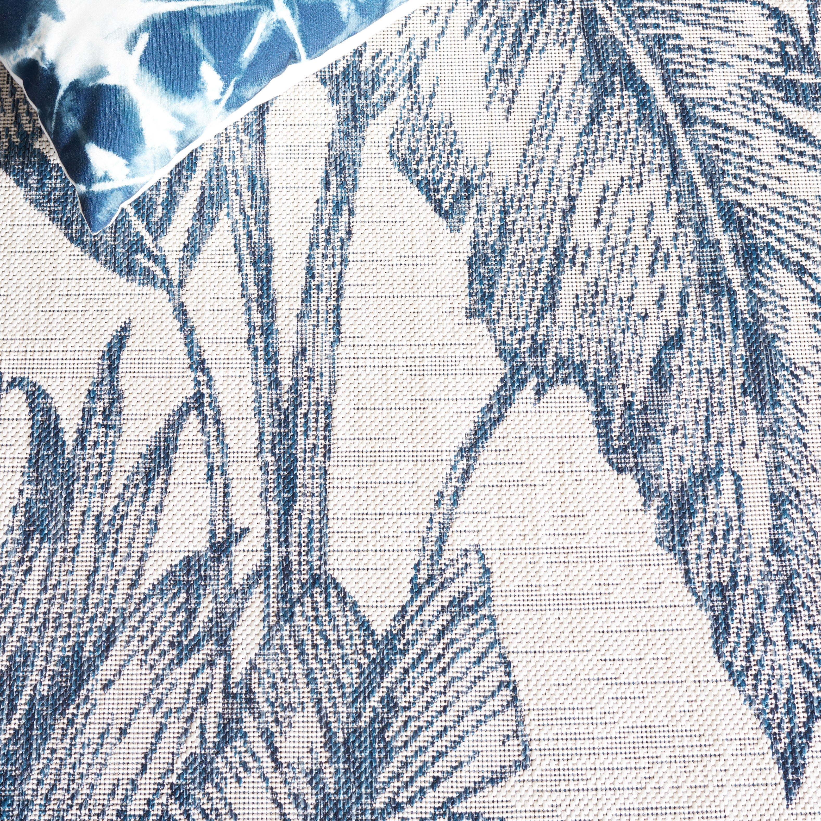 SAFAVIEH Courtyard Chloe Botanical Indoor/Outdoor Area Rug, Ivory/Navy, 6'7" x 6'7" Round