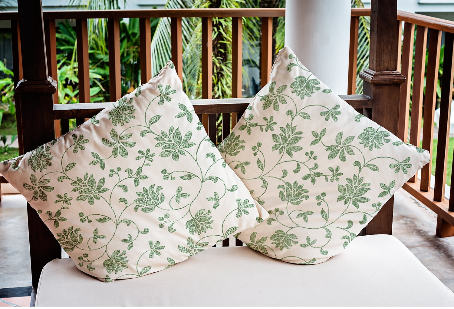 20" x 20" Simply Daisy Traditional Floral Indoor/Outdoor Polyester Throw Pillow, Green Qty 1