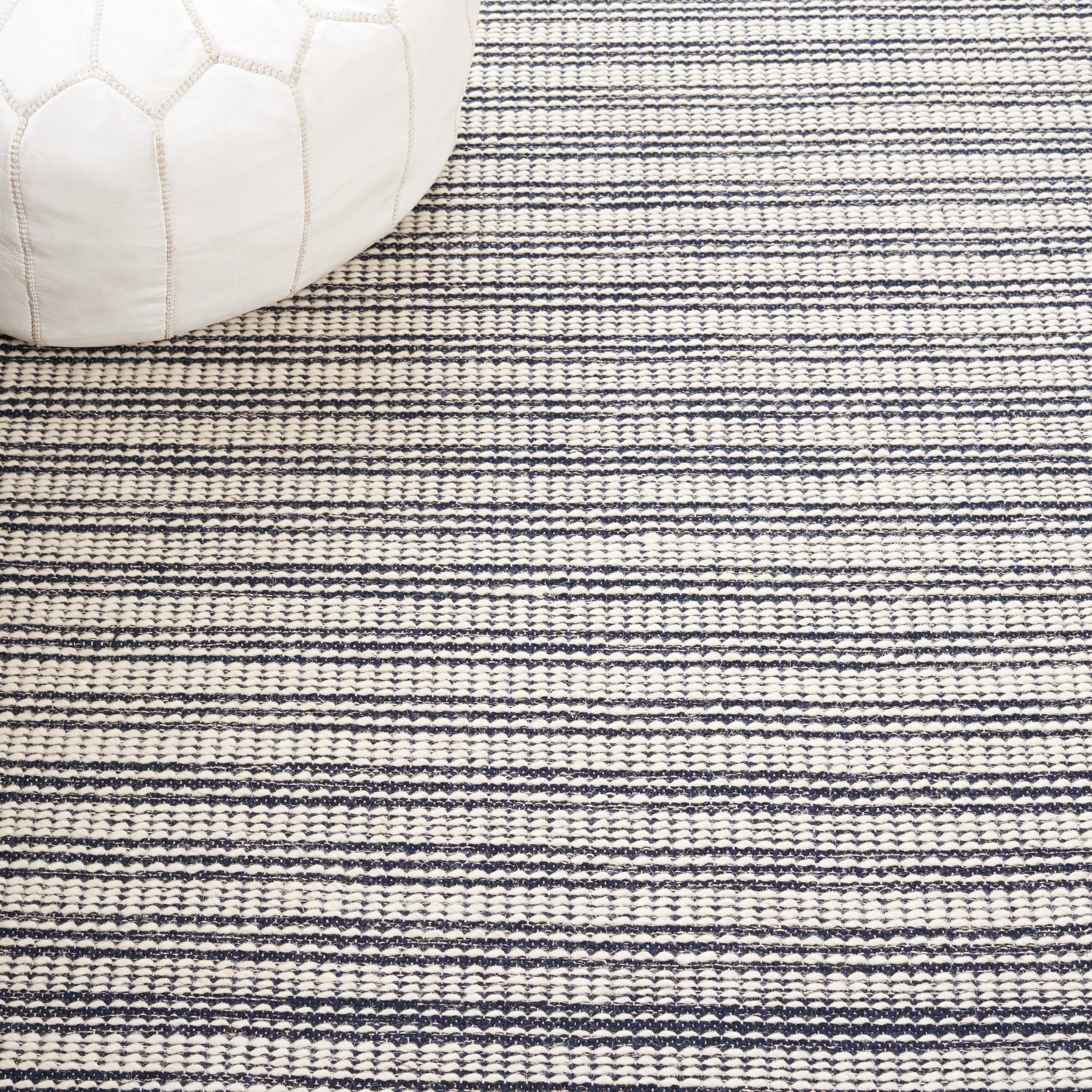 SAFAVIEH Ebony Ainsley Modern Area Rug, Ivory/Navy, 6' x 6' Round