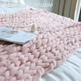 thumbnail image 4 of Manta Maetoow de punto grueso de chenilla (102 x 127 cm), color rosa, 4 of 7