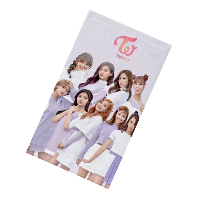 toalla de baño twice microfibra diseño kpop once poliester nubisuave estampado tw Lila, vista frontal inclinada de toalla de baño con estampado fotográfico de las integrantes de Twice y logo 'Twice' en la parte superior; microfibra de tacto suave según especificaciones, borde cosido visible, ideal para uso como toalla de ducha, natación o gimnasio.
