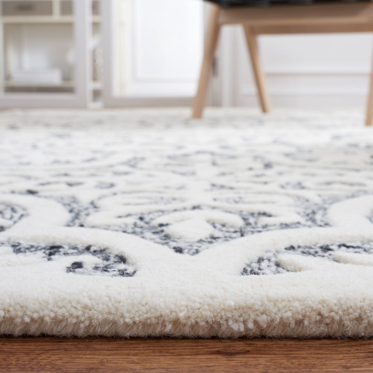 SAFAVIEH Metro Phipp Medallion Area Rug, Black/Ivory, 8' x 10'